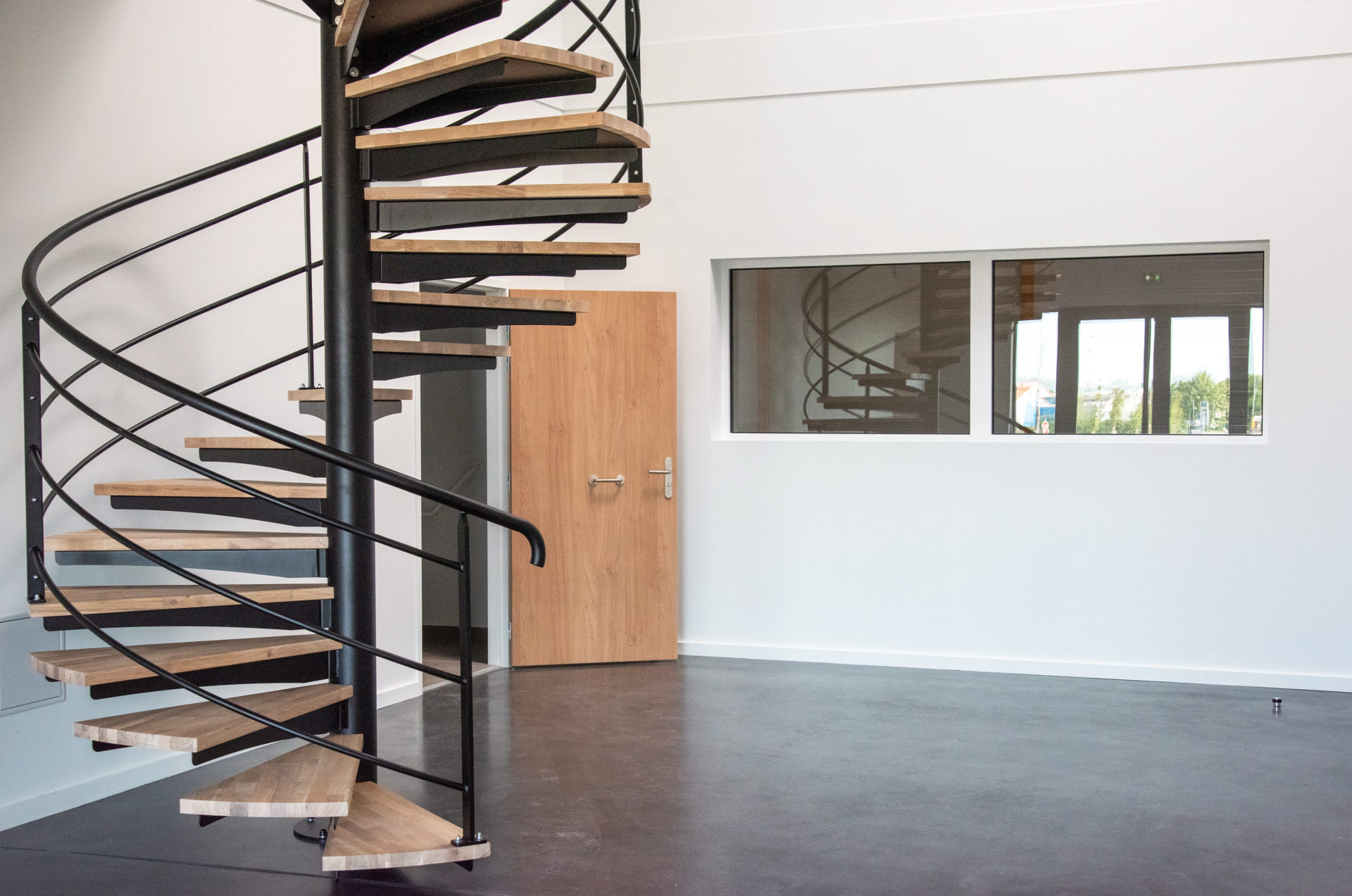 Escalier métal planche bois avec résine au sol